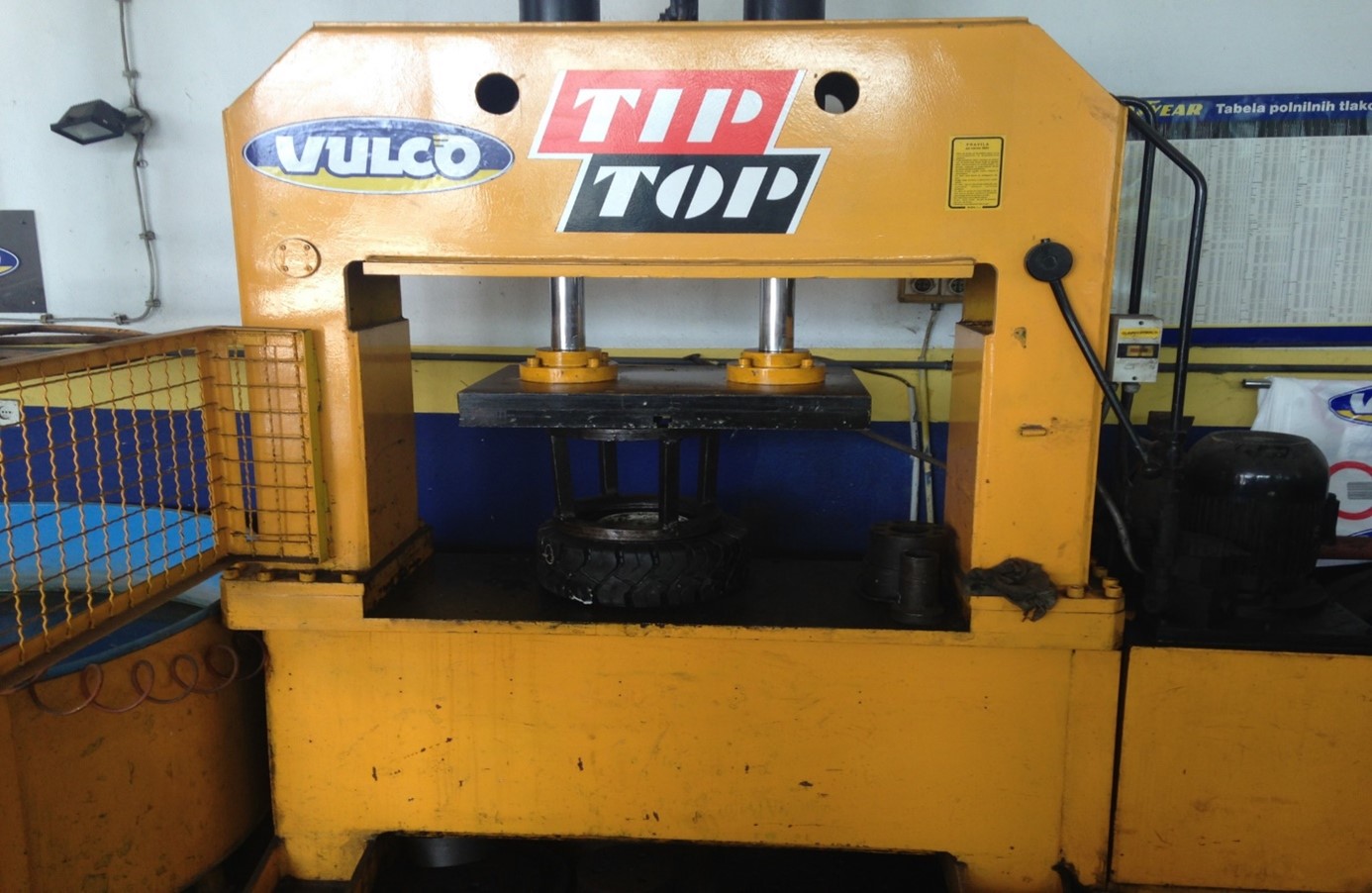 Premontaža viličarskih polnih pnevmatik