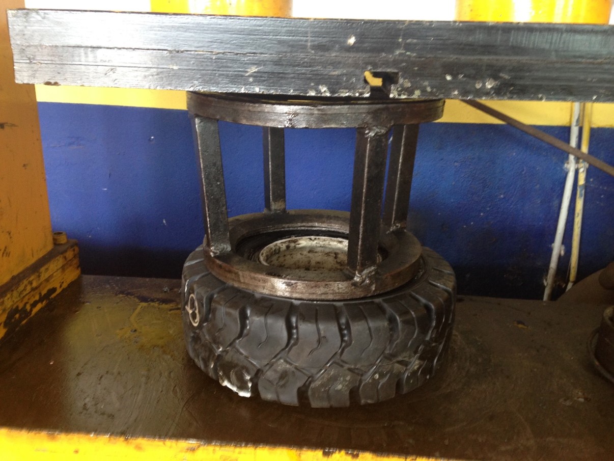 Premontaža viličarskih polnih pnevmatik